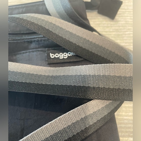 Baggallini Crossbody Color Black Top Zipper
Adjustable Strap Magnetic Closure - Picture 5 of 5